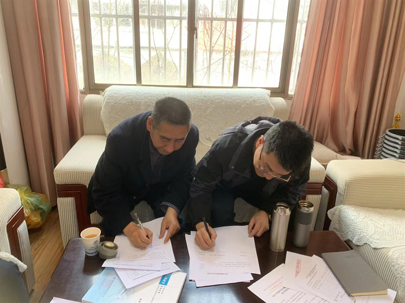 黨組書記與黨組成員、副局長簽訂黨風(fēng)廉政建設(shè)責(zé)任書.bmp